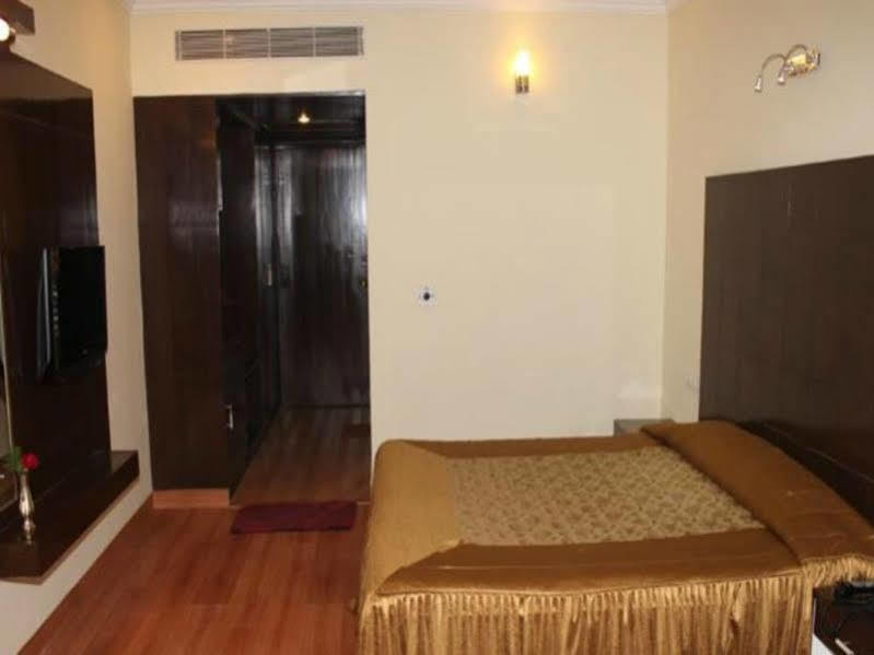 Hotel Vaibhav Varanasi Ngoại thất bức ảnh